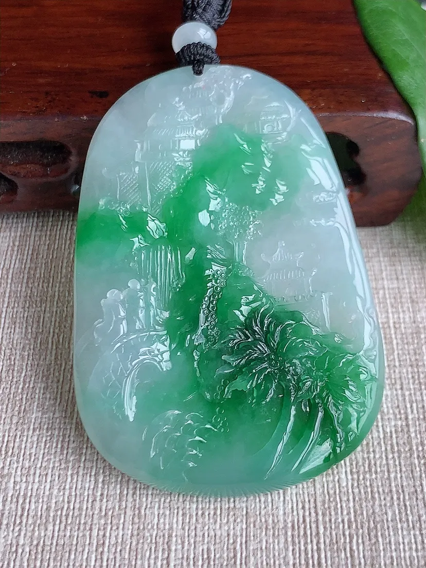 天然A货翡翠飘绿意境山水牌吊坠 尺寸62.5×42.5×6m量37.85g 0522