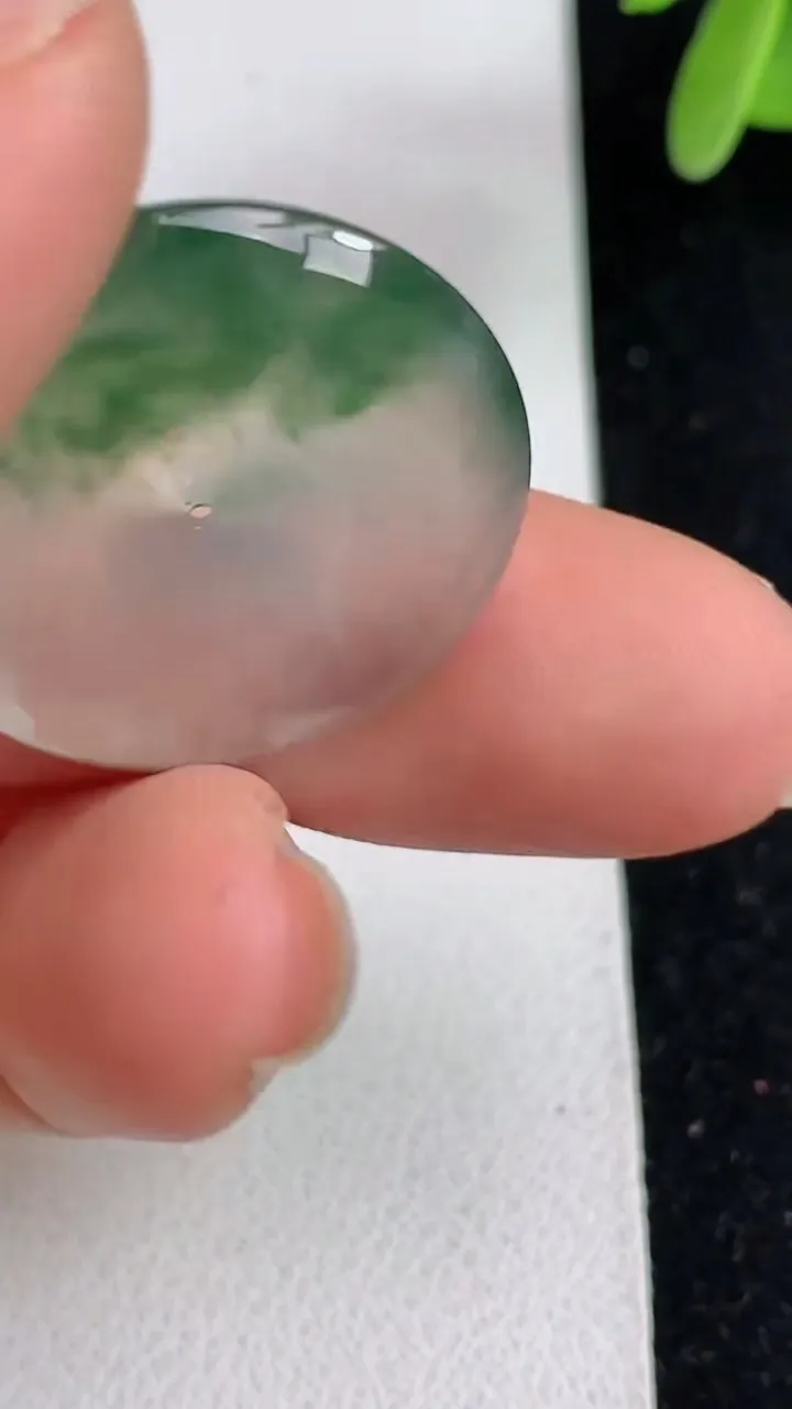 天然A货翡翠平安扣吊坠，尺寸23.7-4.3，重量:5.20g
5月23日