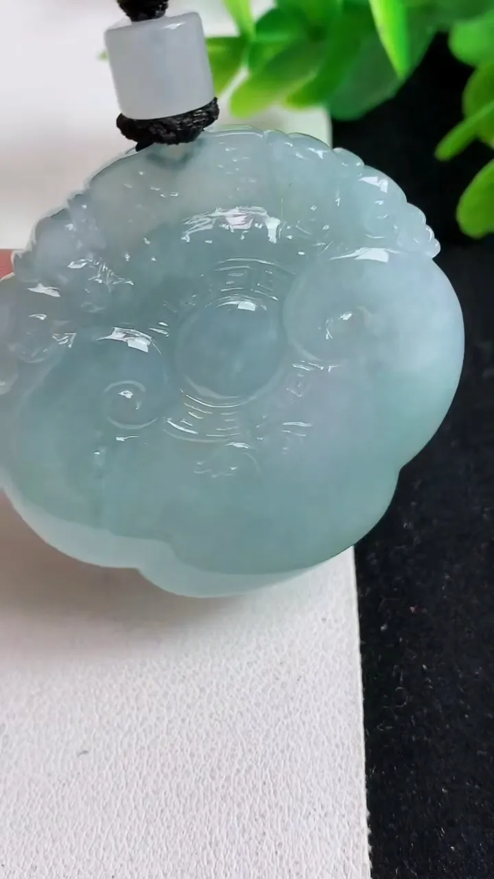 天然A货翡翠如意头吊坠，尺寸47.5-47.4-8.6，重量:45.31g
5月23日
