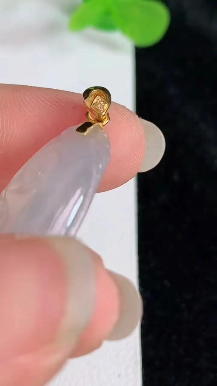 天然A货翡翠白冰如意吊坠，尺寸26-15.5-3.9，重:3.24g
5月23日