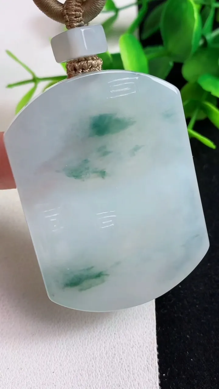 天然A货翡翠飘花仿古无事牌吊坠，尺寸52.8-39.5-6，重量:44.00g
5月23日