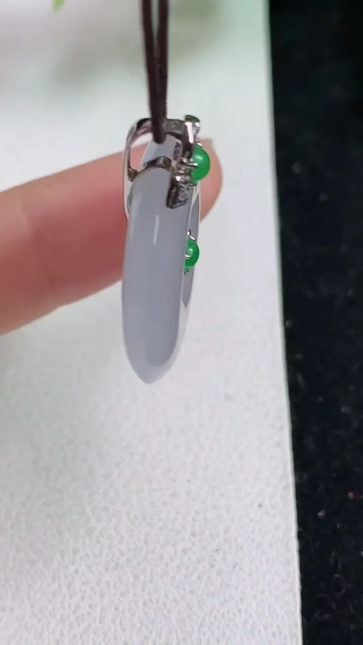 天然A货翡翠白冰平安扣吊坠，尺寸23.7-4.8，重量:6.27g
5月23日