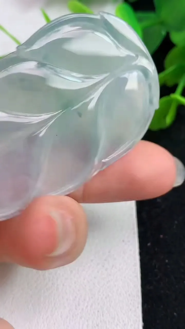 天然A货翡翠飘花金枝玉叶 叶子吊坠，尺寸51.4-31-5.6，重量:16.45g
5月23日