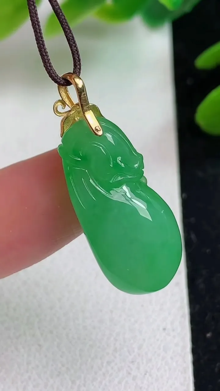 天然A货翡翠福瓜吊坠，尺寸22.7-11.3-9，重量:4.00g
5月23日