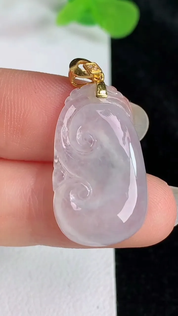 天然A货翡翠白冰如意吊坠，尺寸26-15.5-3.9，重:3.24g
5月23日