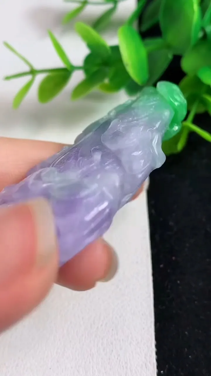 天然A货翡翠春带彩 紫罗兰白菜吊坠，尺寸63-31.2-11.8，重量:40.10g
5月23日