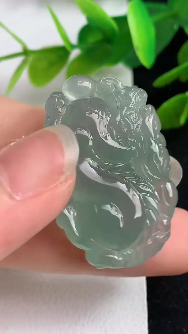 天然A货翡翠麒麟牌吊坠，尺寸34.6-22-7.2，重量:10.94g
5月23日