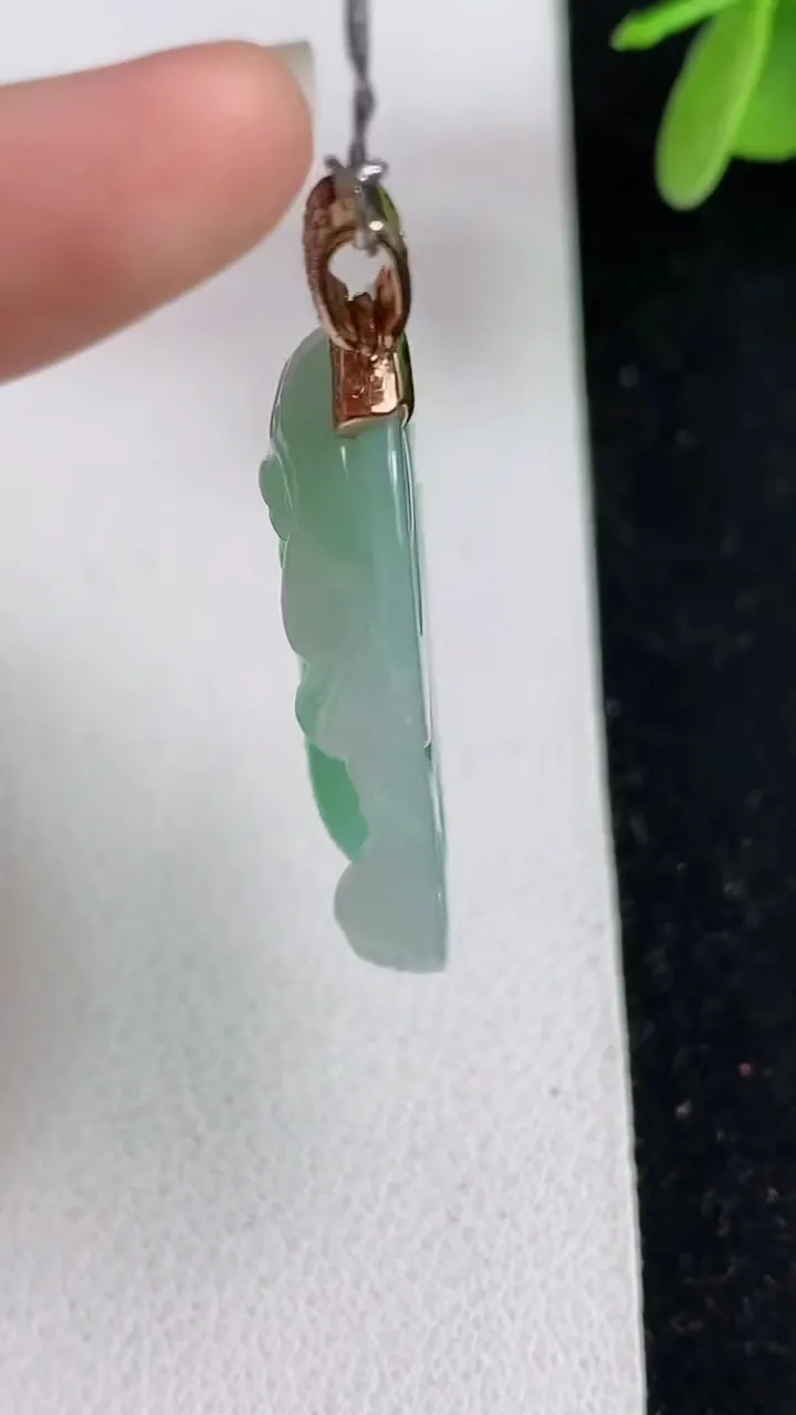 天然A货翡翠佛公吊坠，尺寸28.4-30.7-5.8，重量:8.20g
5月23日