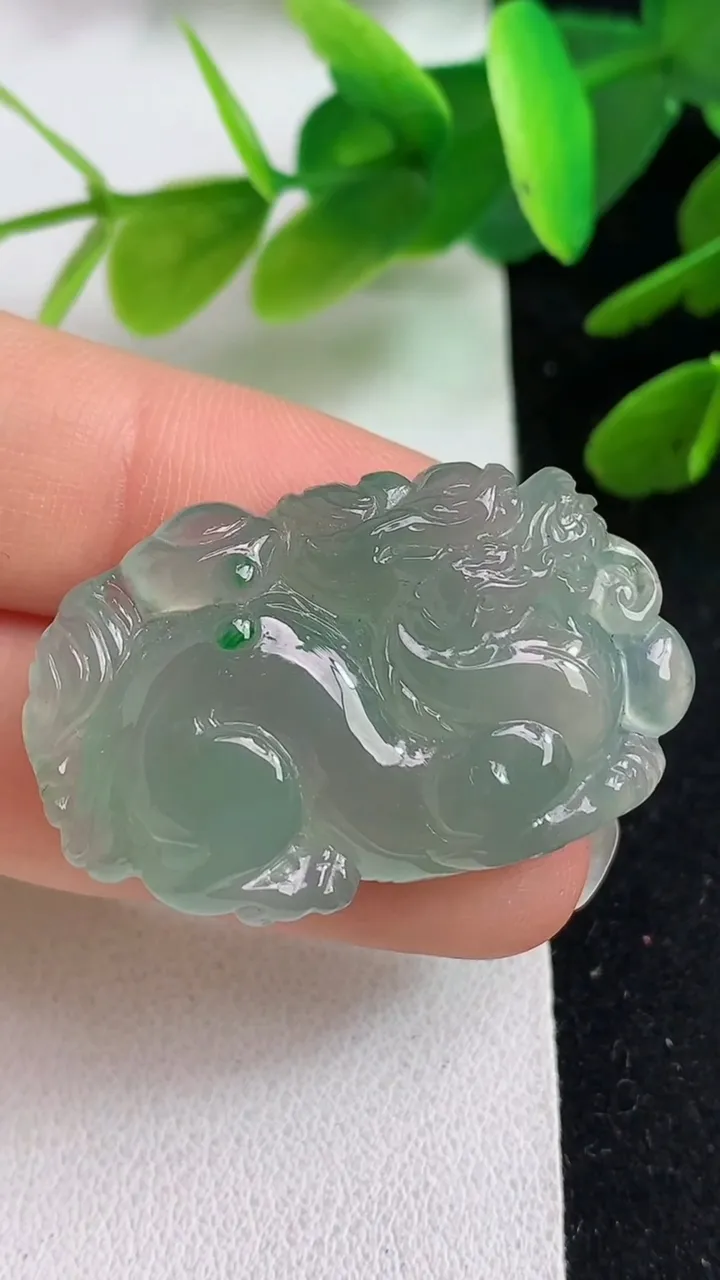 天然A货翡翠麒麟牌吊坠，尺寸34.6-22-7.2，重量:10.94g
5月23日