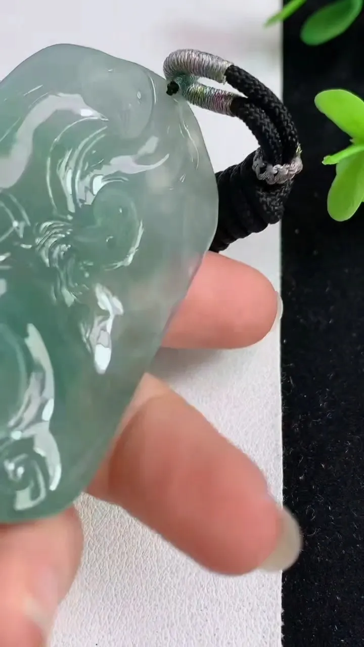 天然A货翡翠祥龙不动明王吊坠，尺寸64-38.5-12，重量:53.00g
5月23日