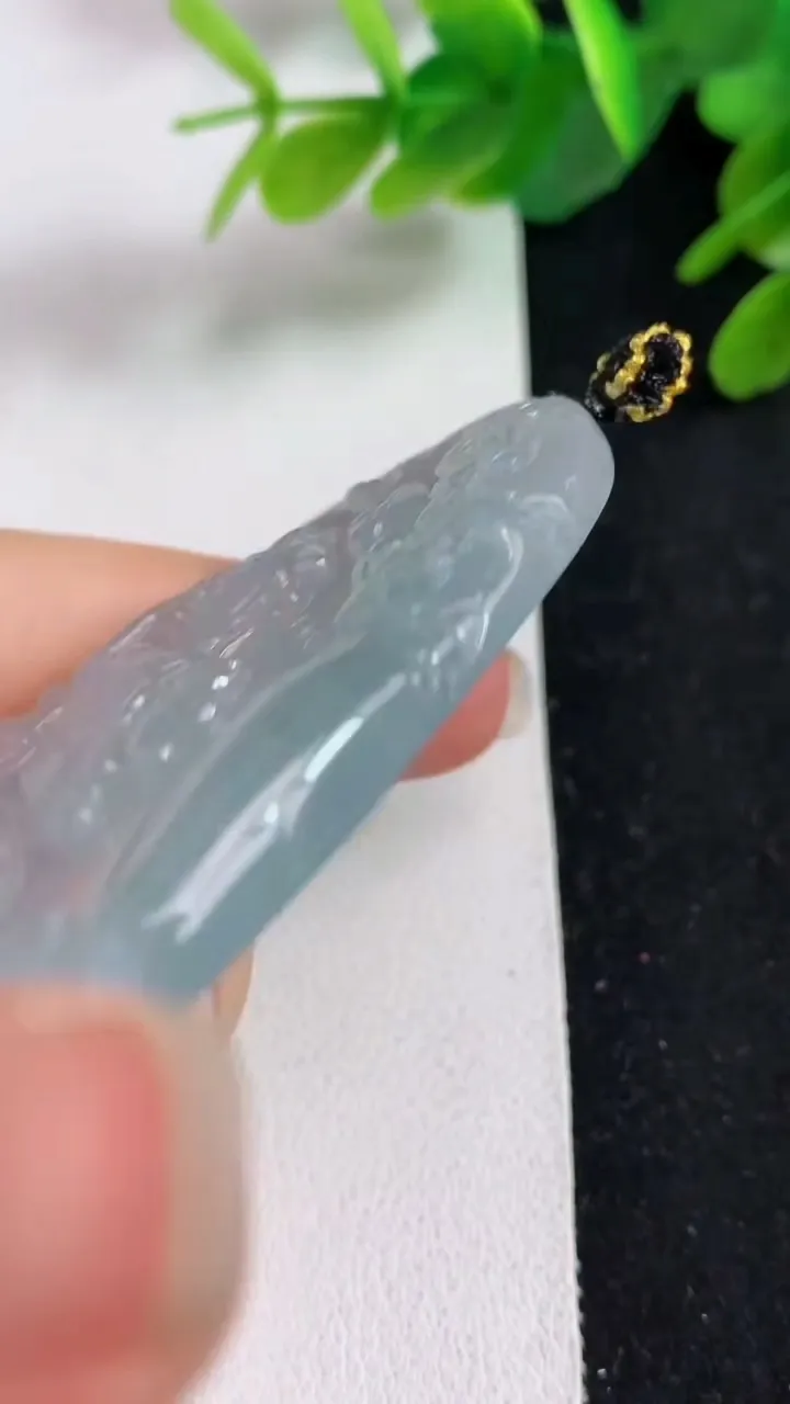 天然A货翡翠白冰虚空藏观音菩萨吊坠，尺寸59.5-39.5-6.5，重量:29.62g
5月23日