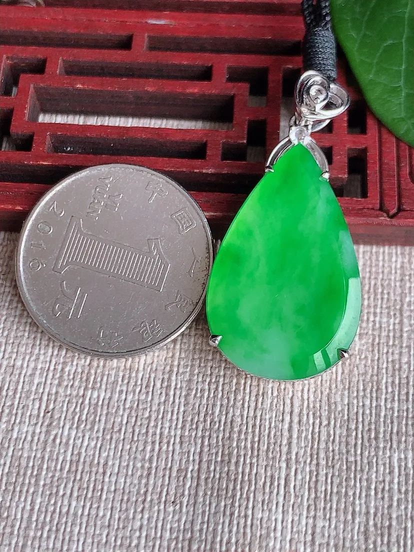 天然A货翡翠18K金伴阳绿水滴吊坠尺寸39.2×29.2×18.3×6m量8.05g 0522