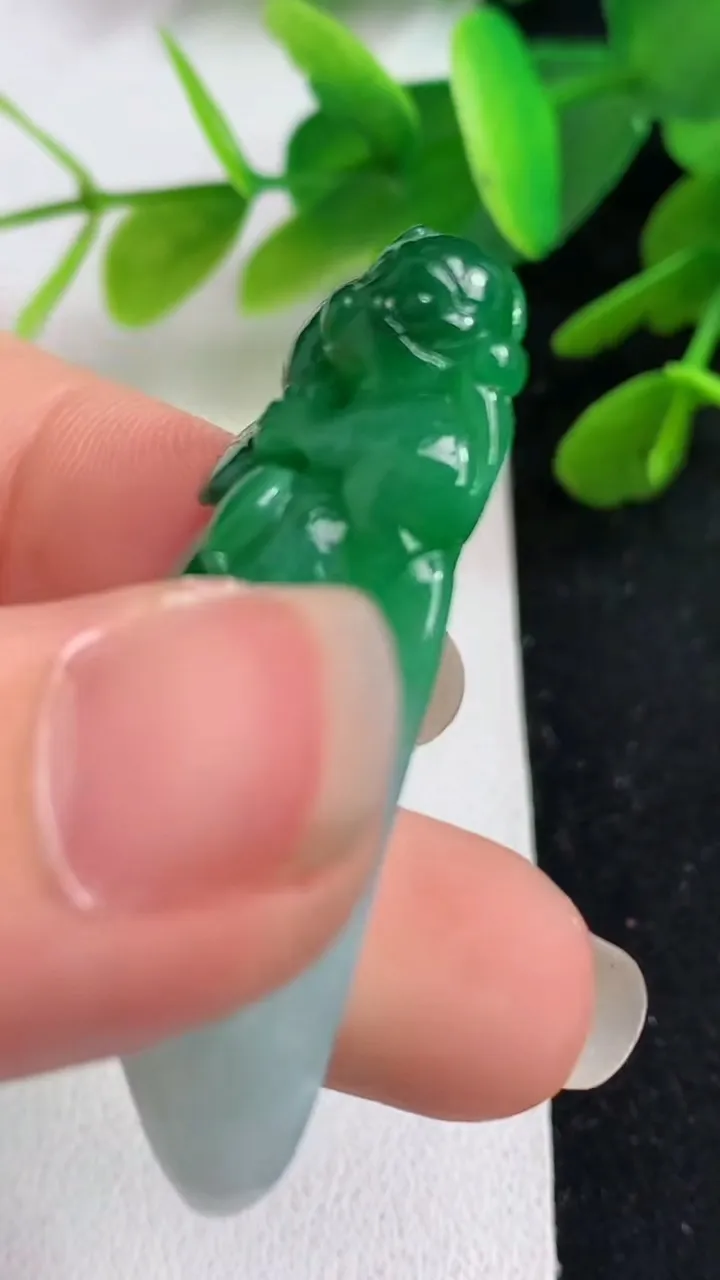天然A货翡翠灵猴献瑞 福瓜吊坠，尺寸44.3-16.3-10.6，重量:12.08g
5月23日