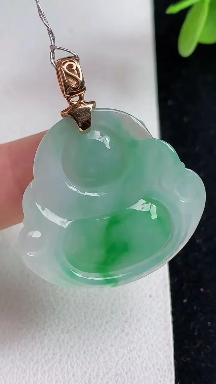 天然A货翡翠佛公吊坠，尺寸28.4-30.7-5.8，重量:8.20g
5月23日