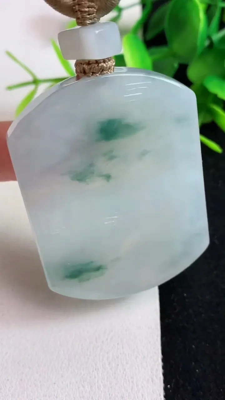 天然A货翡翠飘花仿古无事牌吊坠，尺寸52.8-39.5-6，重量:44.00g
5月23日
