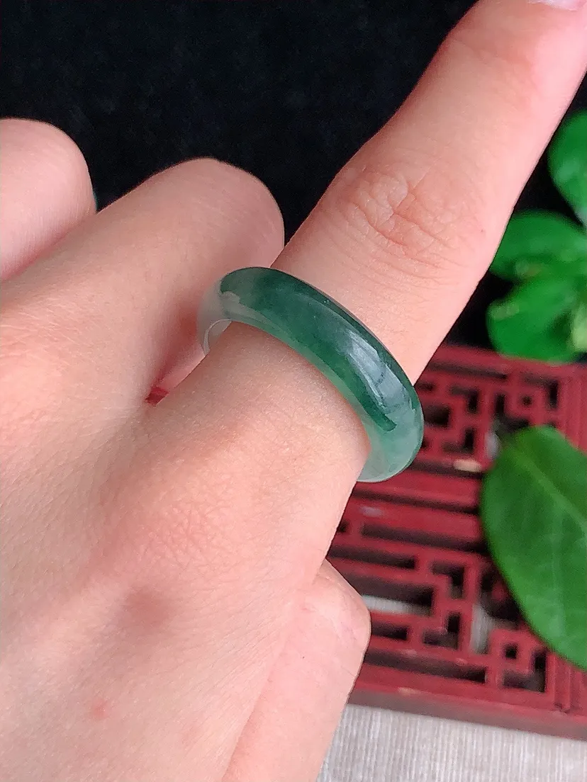 天然A货翡翠飘花素面戒指尺寸18.6×5.8×3.6m量4.27g 0522