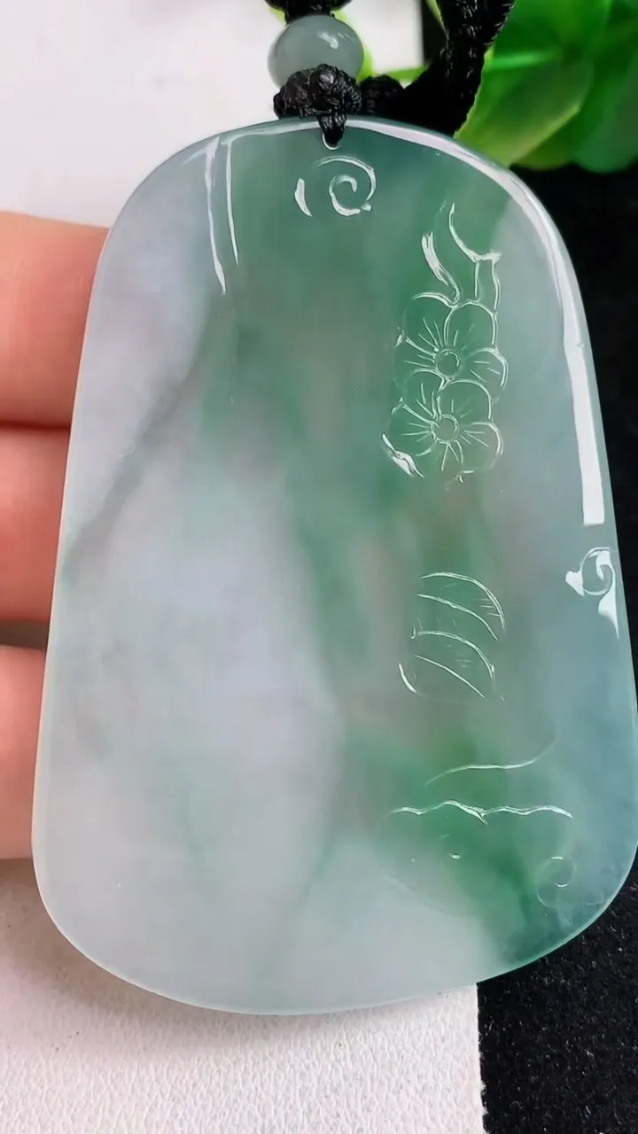 天然A货翡翠大势至观音菩萨吊坠，尺寸62.8-44.3-5.7，重量:37.18g
5月23日