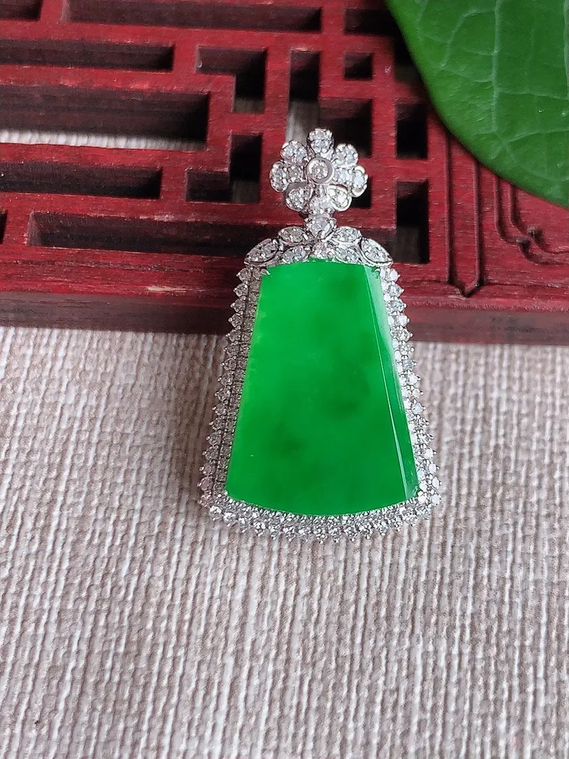 天然A货翡翠18K金伴阳绿无事牌吊坠尺寸29.5×17×7.5裸石16.5×12.6m量4.26g 0522