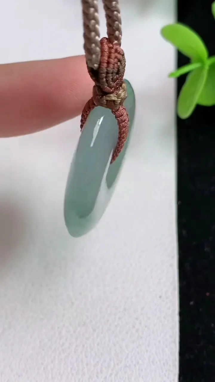 天然A货翡翠平安扣吊坠，尺寸29.8-5.5，重量:13.24g
5月23日