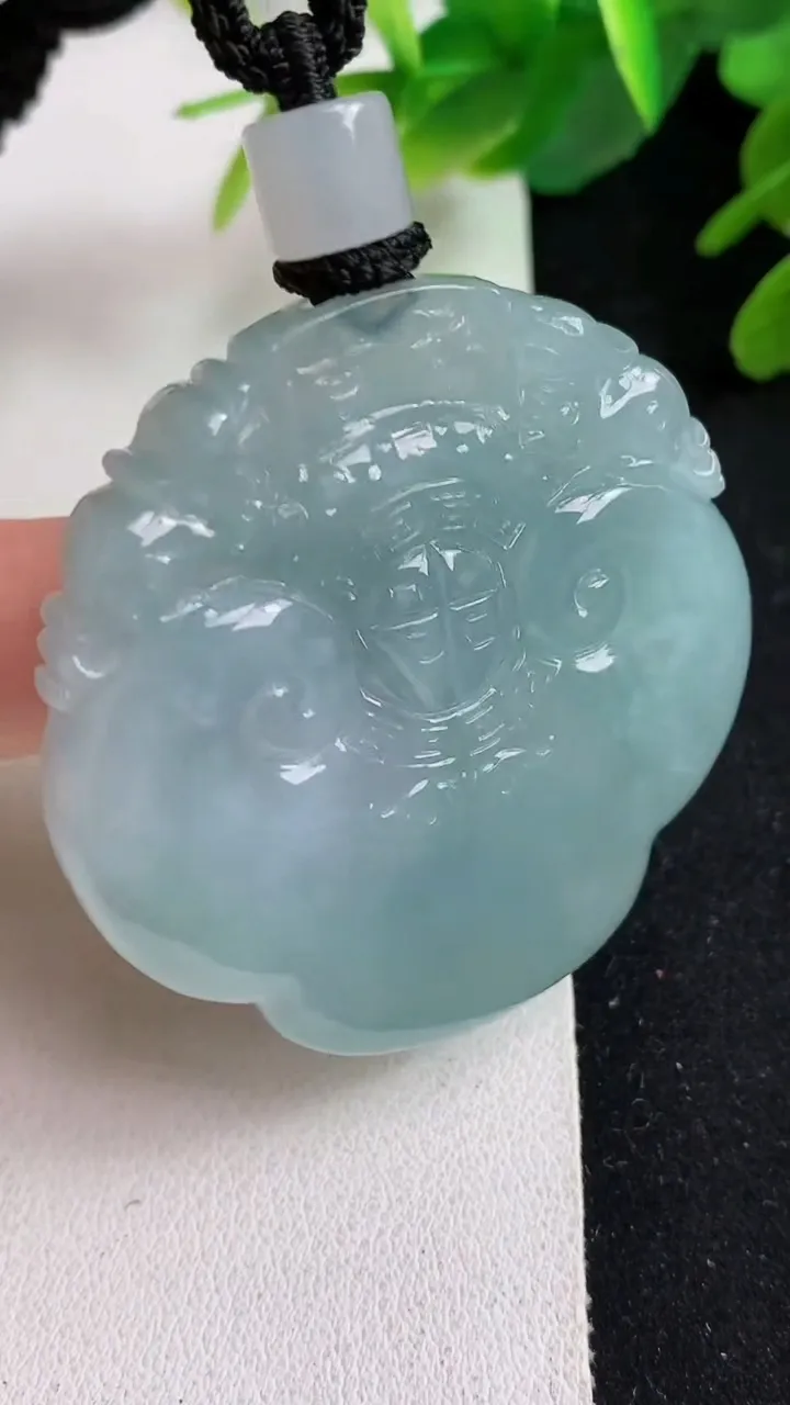 天然A货翡翠如意头吊坠，尺寸47.5-47.4-8.6，重量:45.31g
5月23日