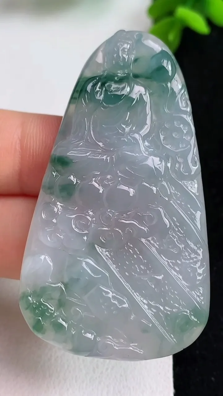 天然A货翡翠飘花阿弥陀佛吊坠，尺寸55.7-31.2-5，重量:19.73g
5月23日