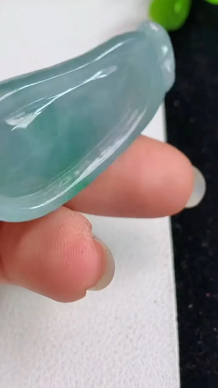 天然A货翡翠福瓜吊坠，尺寸41.8-20-10，重量:15.30g
5月23日