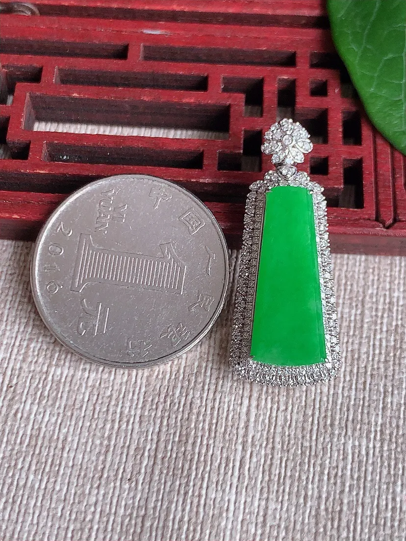 天然A货翡翠18K金伴阳绿无事牌吊坠 尺寸33×13×8裸石21×8m量4.32g 0522