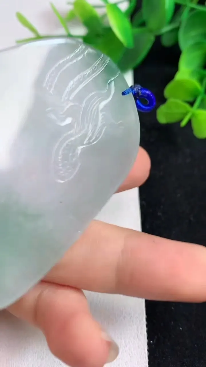 天然A货翡翠虚空藏观音菩萨吊坠，尺寸63.6-46-5.7，重量:37.04g
5月23日
