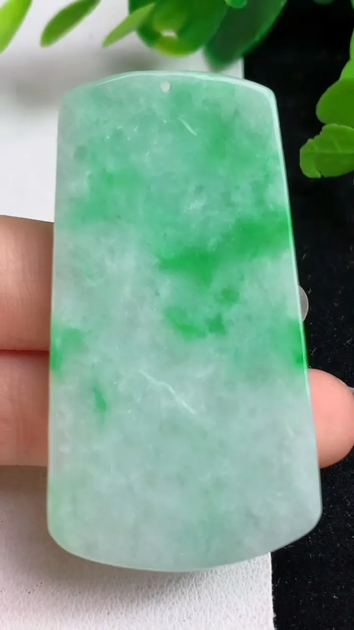 天然A货翡翠山水牌吊坠，尺寸58.5-32-5.4，重量:25.87g
5月23日