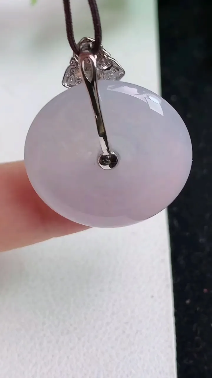 天然A货翡翠白冰平安扣吊坠，尺寸23.7-4.8，重量:6.27g
5月23日