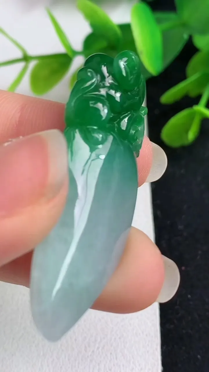天然A货翡翠灵猴献瑞 福瓜吊坠，尺寸44.3-16.3-10.6，重量:12.08g
5月23日