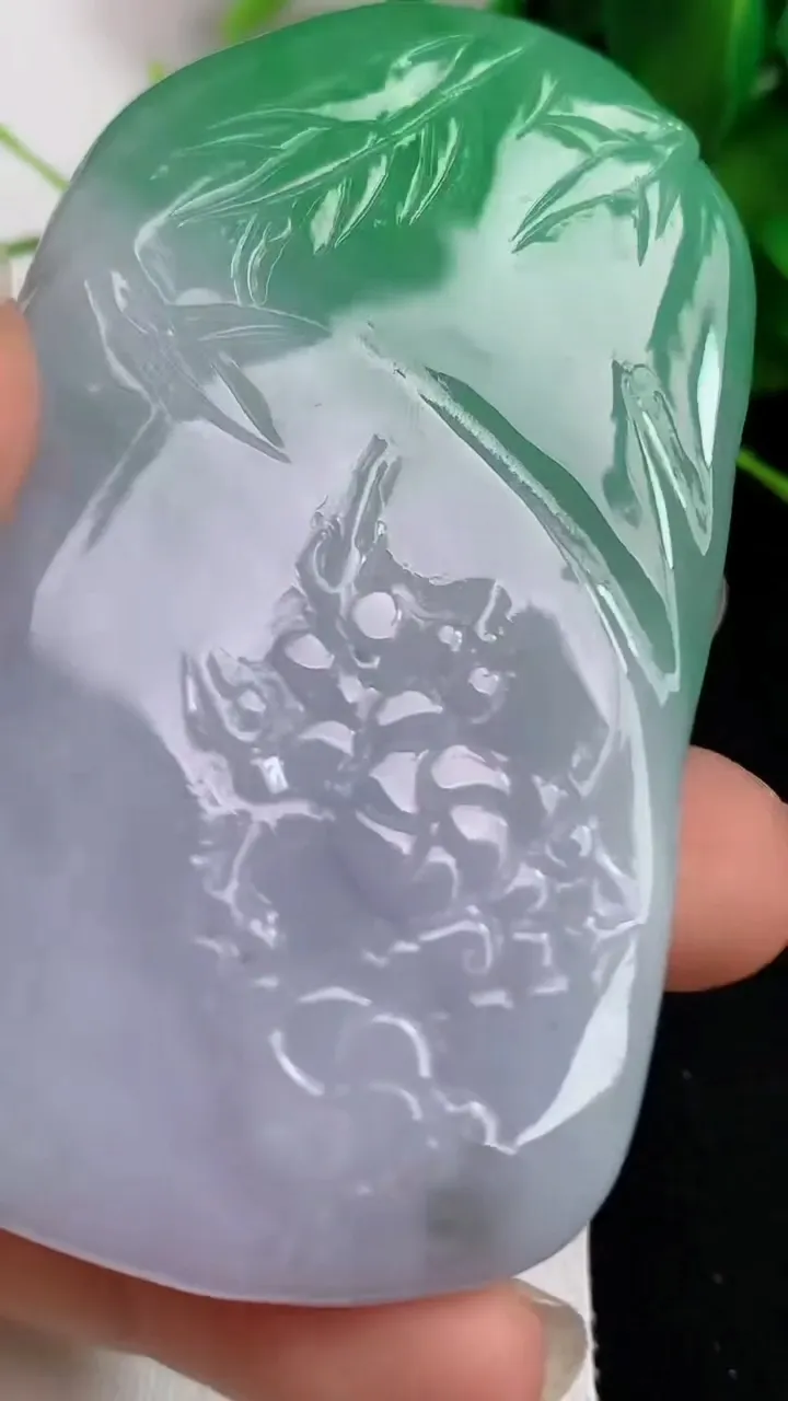 天然A货翡翠春带彩 紫罗兰梅花鹿吊坠，尺寸67-39.2-10，重量:56.05g
5月23日