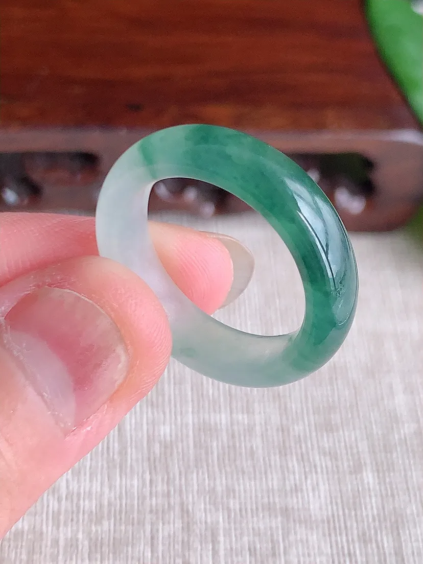 天然A货翡翠飘花素面戒指尺寸18.6×5.8×3.6m量4.27g 0522