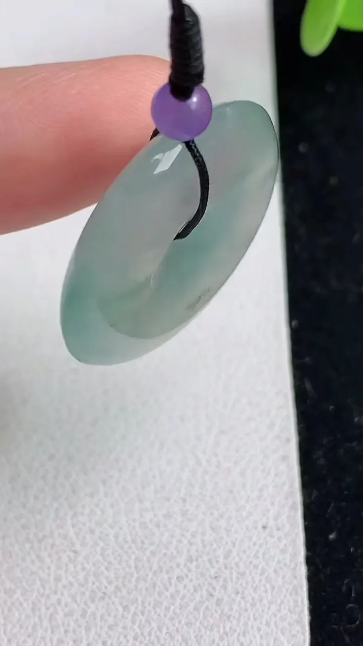 天然A货翡翠平安扣吊坠，尺寸25.8-5.2，重量:7.20g
5月23日