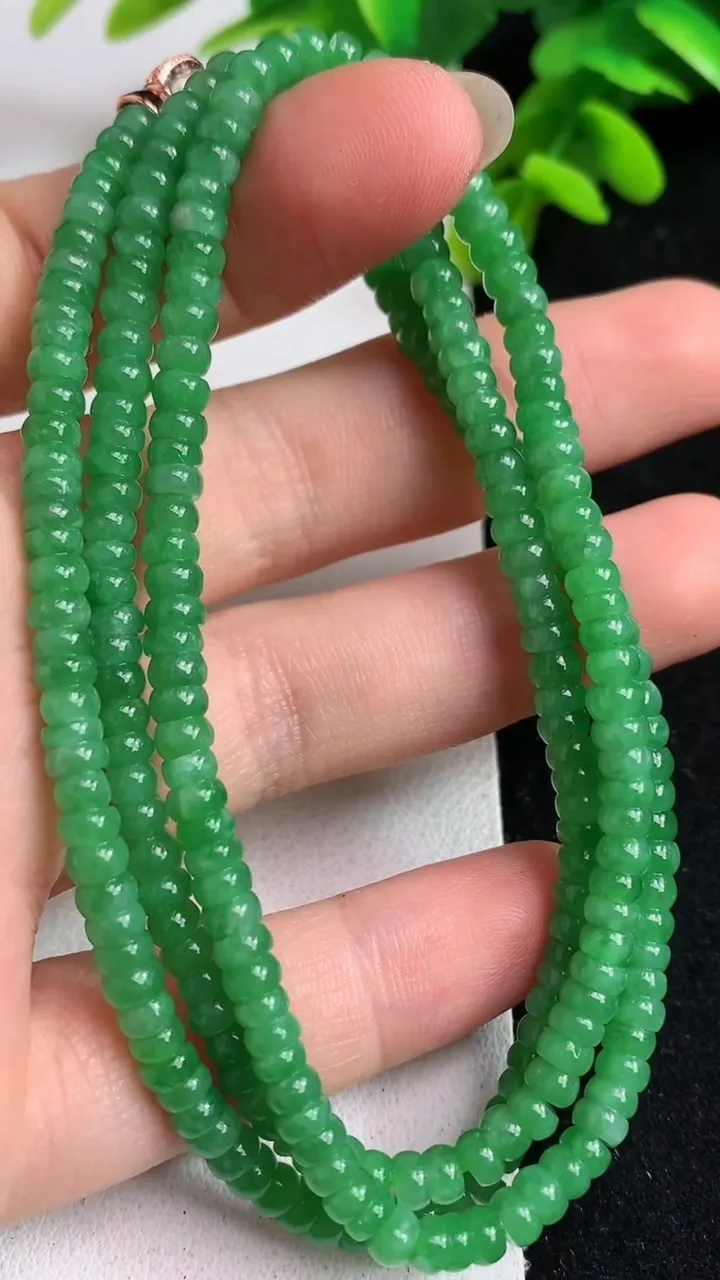 天然A货翡翠算盘珠项链253颗，尺寸3.8-2，重量:21.84g
5月23日