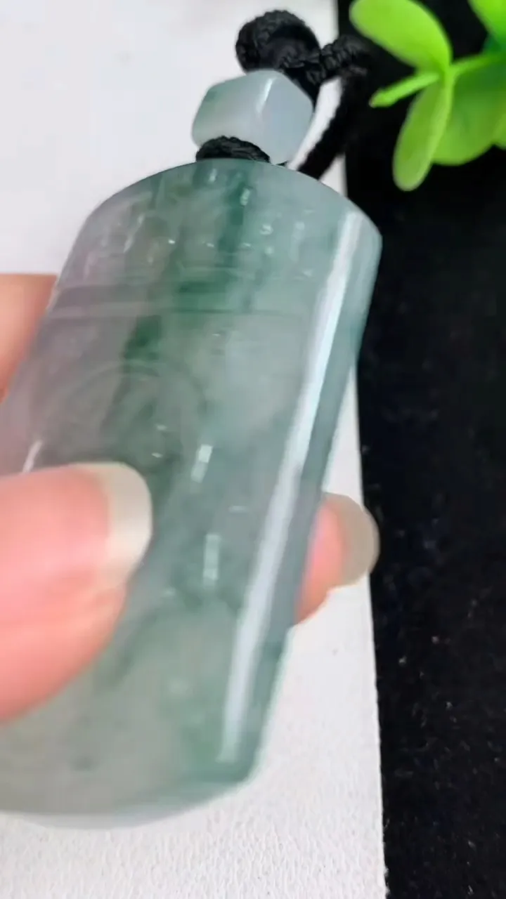 天然A货翡翠飘花仿古无事牌吊坠，尺寸53.4-36-5.8，重量:33.00g
5月23日