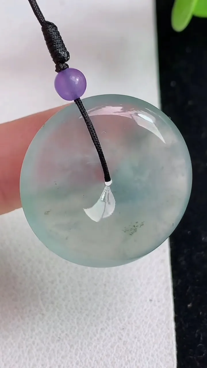 天然A货翡翠平安扣吊坠，尺寸25.8-5.2，重量:7.20g
5月23日