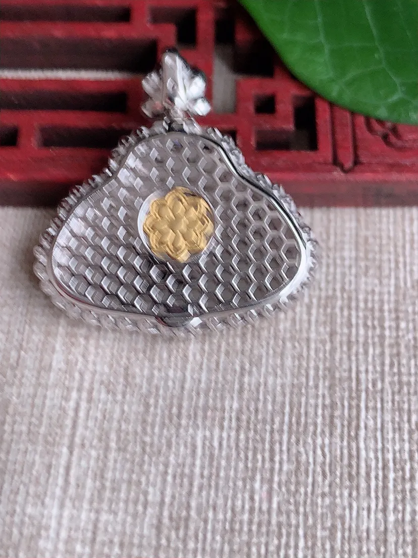天然A货翡翠18K金伴阳绿佛公吊坠尺寸30.5×29.2×6裸石17.4×24m量7.13g 052