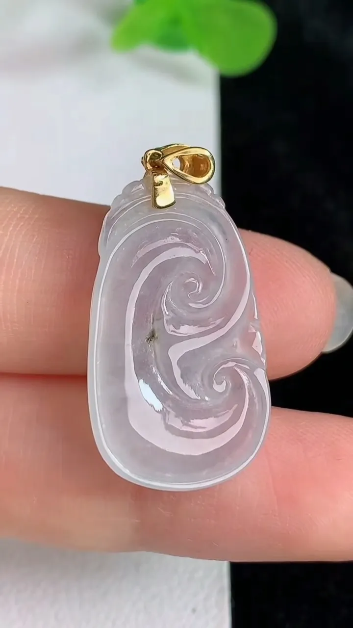 天然A货翡翠白冰如意吊坠，尺寸26-15.5-3.9，重:3.24g
5月23日