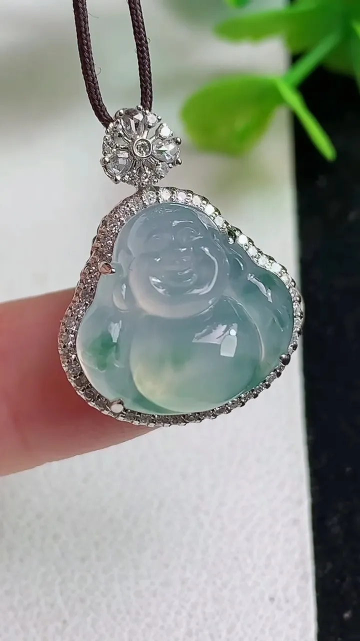 天然A货翡翠飘花佛公吊坠，尺寸23.5-18.2-10，裸石15-15.8，重量:4.00g
5月2