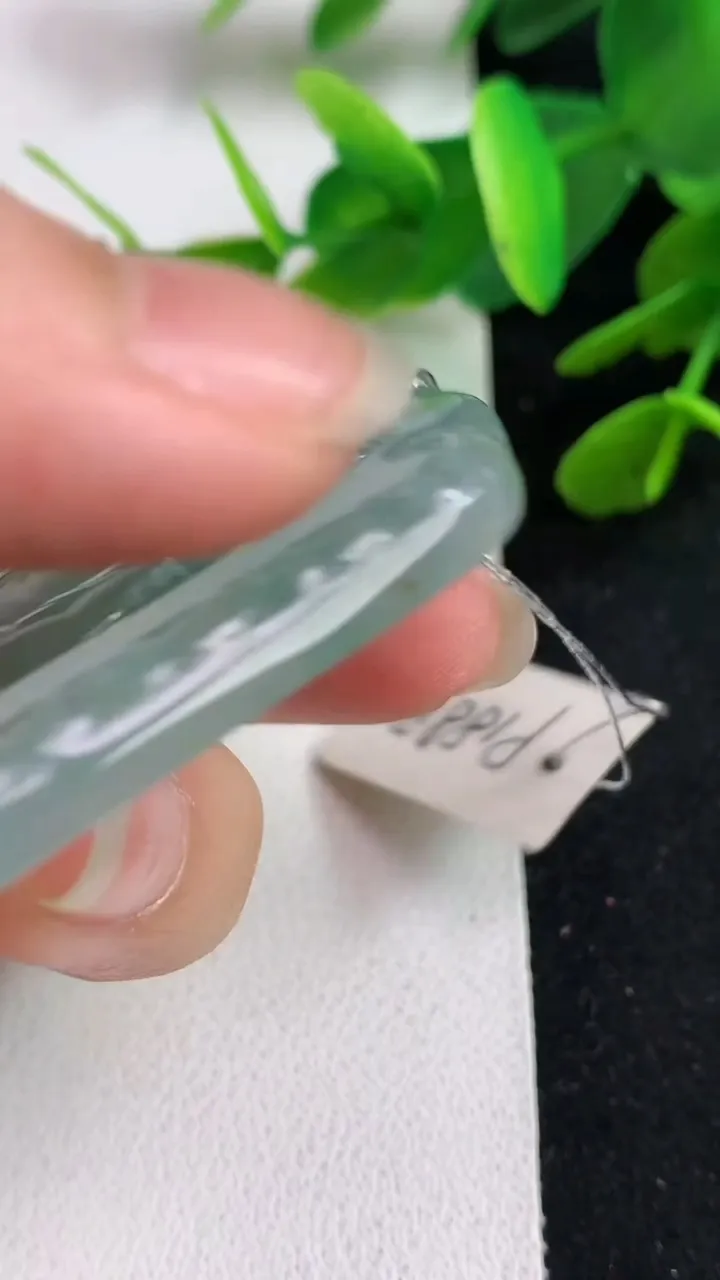 天然A货翡翠不动明王吊坠，尺寸55-45-5.2，重量:31.20g
5月23日