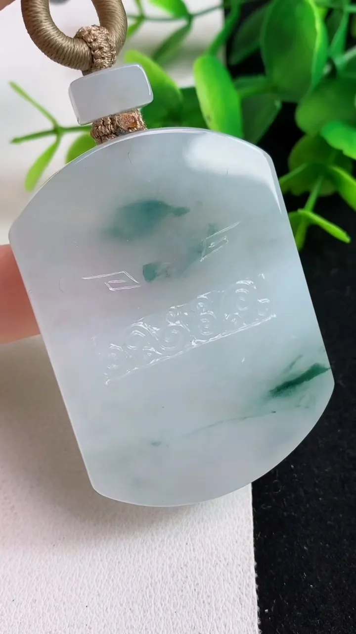 天然A货翡翠飘花仿古无事牌吊坠，尺寸52.8-39.5-6，重量:44.00g
5月23日