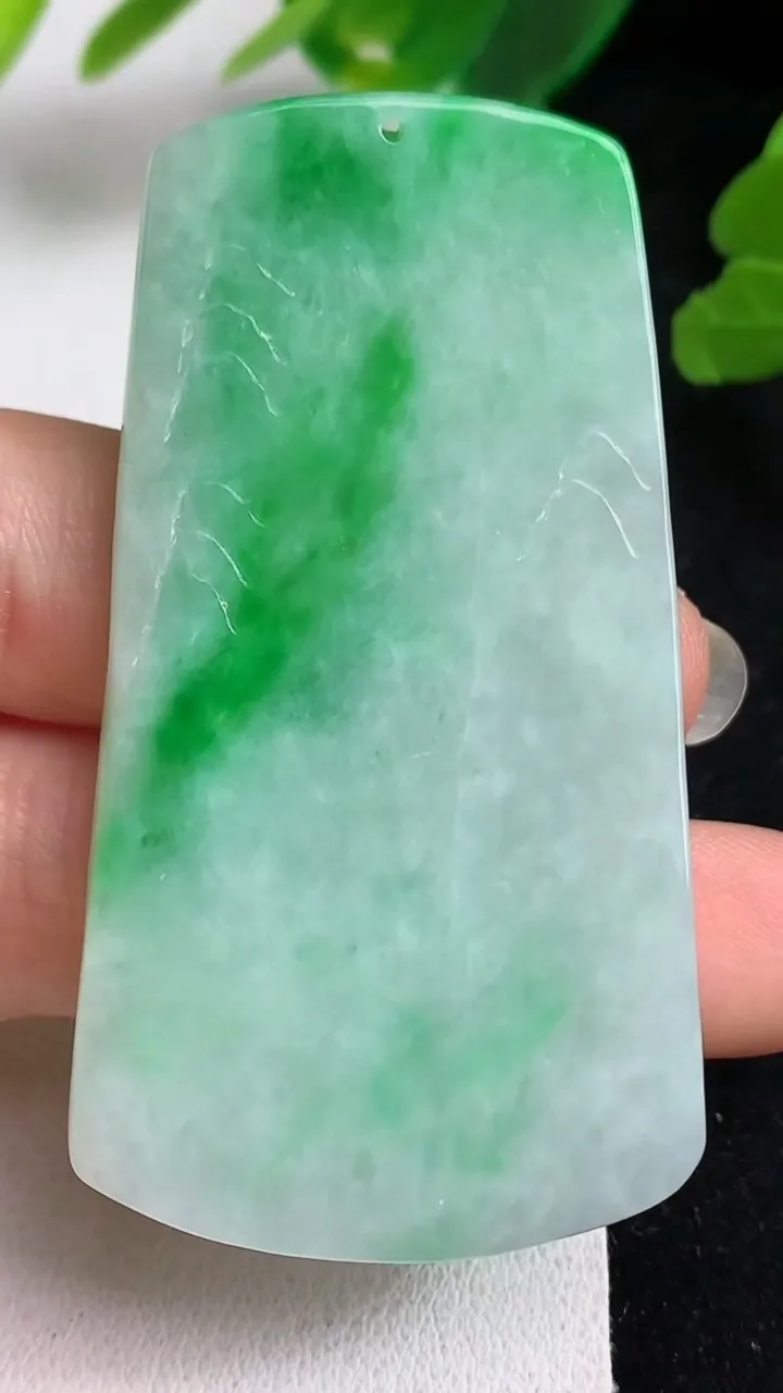 天然A货翡翠山水牌吊坠，尺寸59.3-31.6-5，重量:24.80g
5月23日