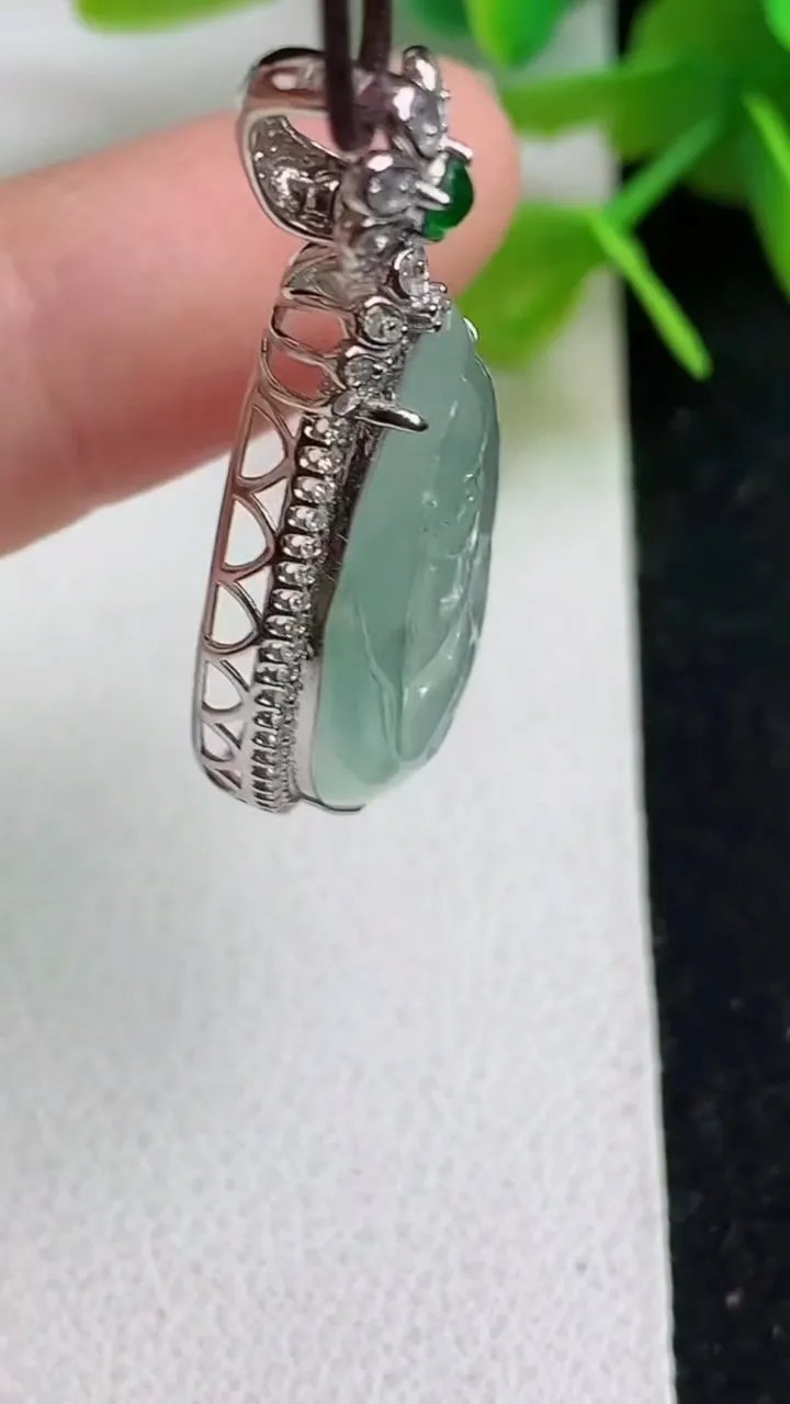 天然A货翡翠白冰生肖猴吊坠，尺寸36-18.3-8.3，裸石24-16，重量:5.65g
5月23日
