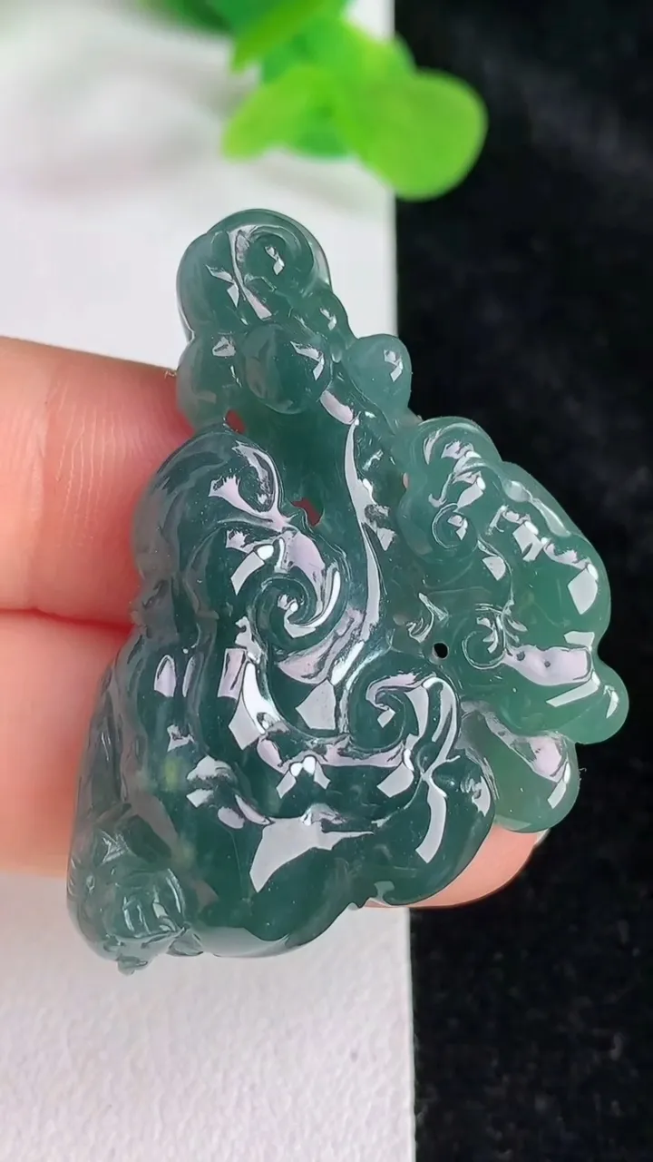 天然A货翡翠蓝水如意吊坠，尺寸40.5-33.8-6.9，重:12.58g
5月23日