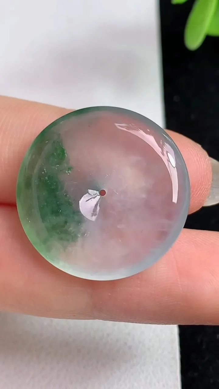 天然A货翡翠平安扣吊坠，尺寸23.7-4.3，重量:5.20g
5月23日