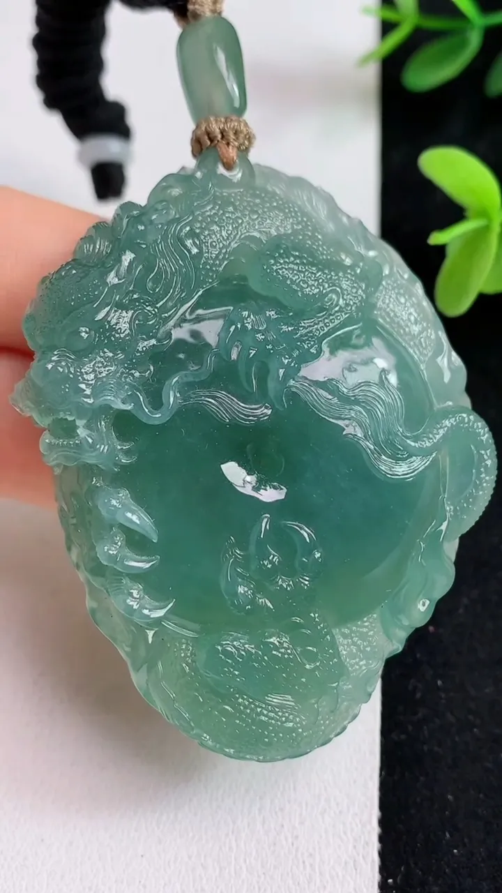 天然A货翡翠龙牌吊坠，尺寸60-43.8-9.4，重量:51.51g
5月23日