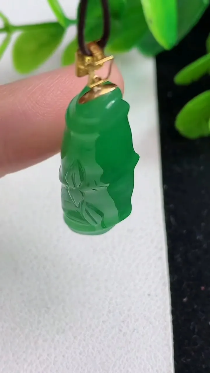 天然A货翡翠节节高升 竹节吊坠，尺寸34-11-8.3，重量:6.07g
5月23日