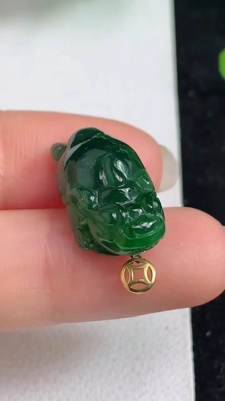 天然A货翡翠金蟾吊坠，尺寸20.4-12-9.2，重量:4.11g
5月23日