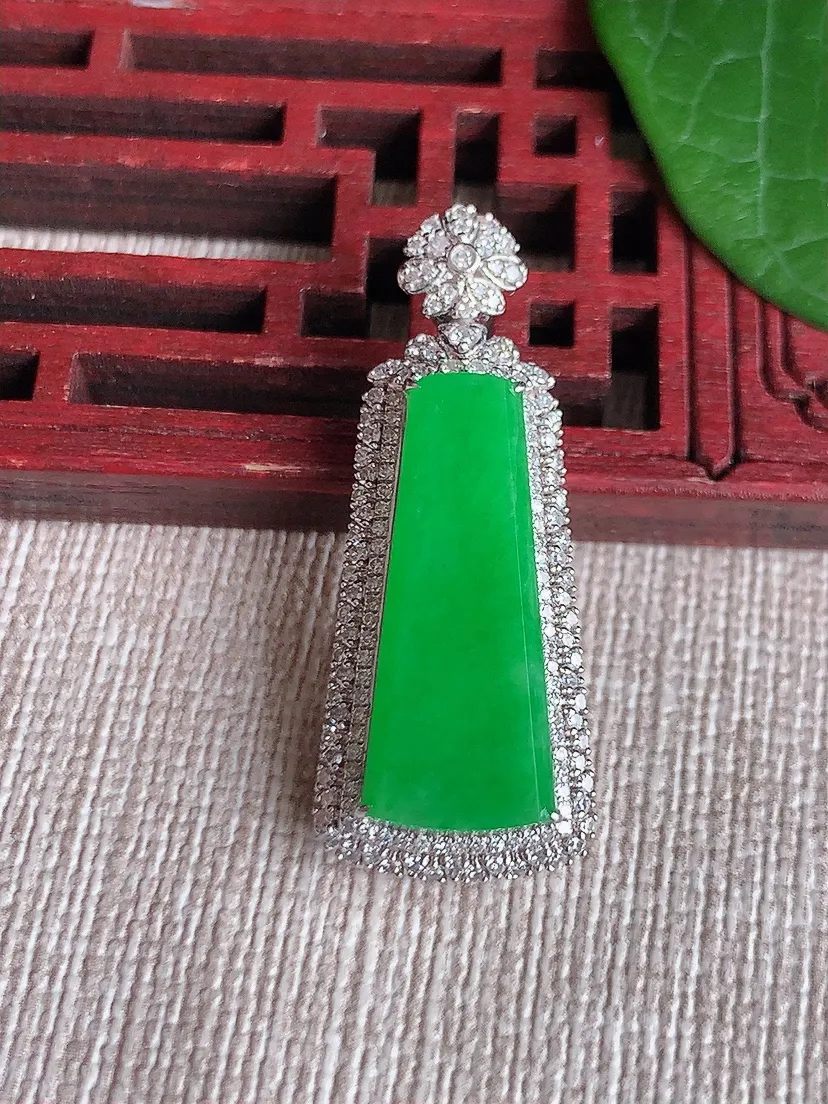 天然A货翡翠18K金伴阳绿无事牌吊坠 尺寸33×13×8裸石21×8m量4.32g 0522